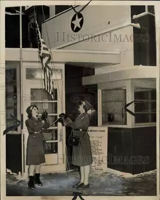 1942 Press Photo Women Opening Detroit Armed Forces Recruiting Station • $19.99
