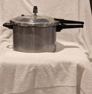 Vintage 8 Qt Maitres Pressure Cooker With Lid Gasket And Weight • $30