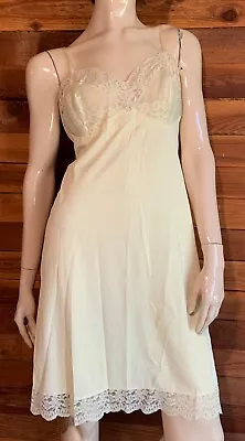 VINTAGE 1960s HOLLYWOOD VASSARETTE Of MUNSINGWEAR YELLOW  A 36 FULL SLIP  #15037 • $39.95