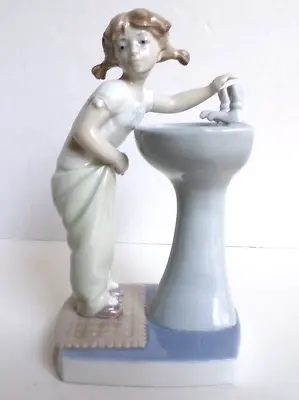 Vintage Lladro  Clean Up Time  Porcelain Figurine #4838 With Box 7.5  Tall • $75