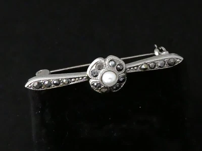 £1.99 • Buy VINTAGE Pretty Silvertone Marcasite & Single Faux Pearl Bar BROOCH