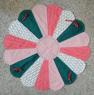 Handmade Small Tree Skirt Christmas Patchwork Red Green White Quilted 31  • $15.90