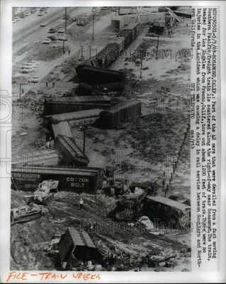 $15.99 • Buy 1969 Press Photo Rosamond Calif-Part Of 42 Cars Scattered Along Right Of Way.