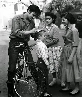 Young Elvis Presley Signing Autographs For Fans Picture Photo 4  X 6   • $8.50