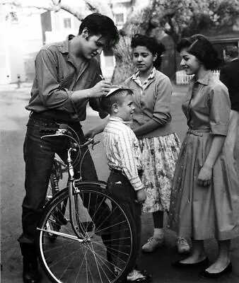 Young Elvis Presley Signing Autographs For Fans Picture Photo 5  X 7   • $9.50