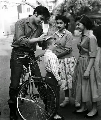 Young Elvis Presley Signing Autographs For Fans Picture Photo 8.5  X 11   • $13