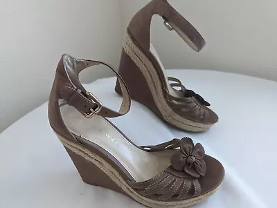 B Makowsky Tan Suede & Rope Wedge Open Toe Flower Sandals Size 6 M • $9.50