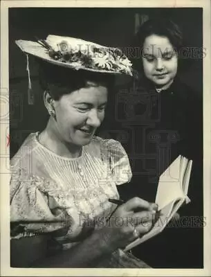 1964 Press Photo American Comedienne Minnie Pearl Signs Autograph From A Fan. • $19.99