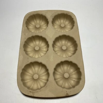 $19.85 • Buy Pampered Chef Stoneware Mini Fluted Bundt Pan Family Heritage Classic