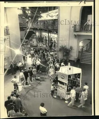 1969 Press Photo Smithsonian Institution Visitors File Past Apollo 11 Moon Rock • $16.99