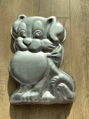 $19.99 • Buy 1978 Wilton Dog With Frisbee Playful Puppy Cake Pan # 502-7636