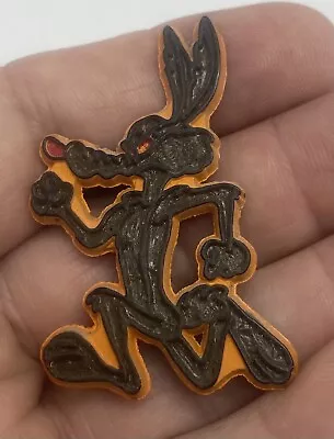 VINTAGE 1970’s WILE E. COYOTE LOONEY TUNES REFRIGERATOR FRIDGE RUBBER MAGNET • $9.99