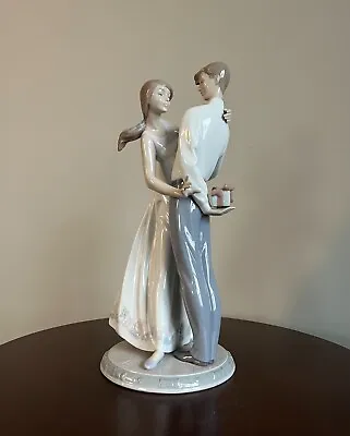 RARE LLADRO Porcelain HANDMADE SPAIN Figurine Couple Love Little Surprise #6746 • $214.95