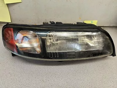 2001 2002 2003 2004 Volvo V70 XC70 Right Passenger RH Side Headlight OEM 8620689 • $84.95