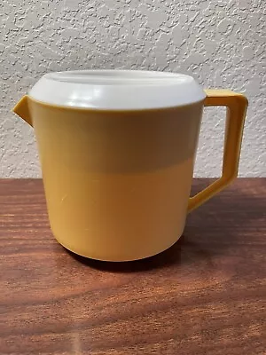 Vintage RUBBERMAID Marigold Yellow 1.5 Quart Pitcher Water Juice Turn Lid • $7.95