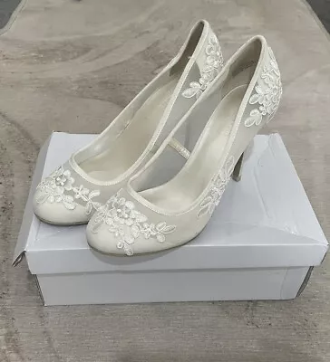 David’s Bridal Lace White High Heel Shoes • £14.99