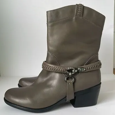 B. Makowsky Hudson Leather Western Boots With Removable Harness - HUDSON Grey 8M • $39