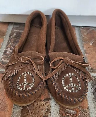 Womens Minnetonka Moccasin Peace Sign Brown Slip On Shoes Kilty Size 6 • $40