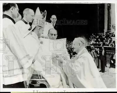 1969 Press Photo Pope Paul Presents Ring To Cardinal Carberry At Vatican City • $13.88