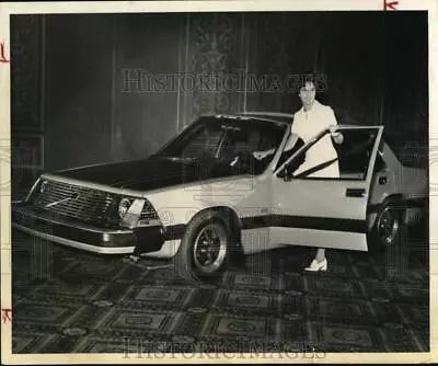 1972 Press Photo Mrs Frank Kruntorad Shows How Volvo Seat Beats Are On Door TX • $15.99