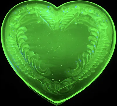 Green Vaseline Uranium Glass Heart Powder Makeup Box Candy Dish Jewelry Dresser  • $34.33