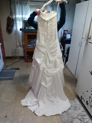 Davids Bridal Mermaid Wedding Dress. Size: Petite 4 • $125.99