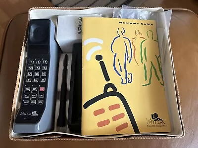 Vintage Motorola DynaTAC 8000 Series F09LFD8438AG Brick Cell Phone WORKS • $897