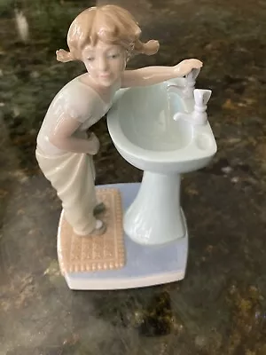 RETIRED LLADRO Clean Up Time 4838 Sleepy Girl At Sink - Mint - Best Online Price • $62