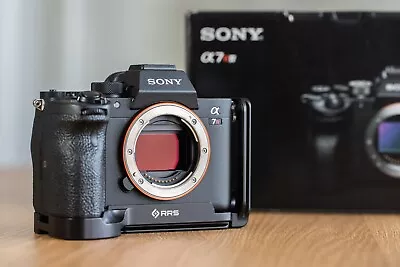 $3149 • Buy Sony Alpha A7R IV 61MP Mirrorless Camera + Genuine RRS Modular L-plate Set!