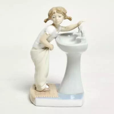 Lladro Clean Up Time Glossy  Girl At Sink # 4838 Porcelain Figurine Retired 7.5  • $40