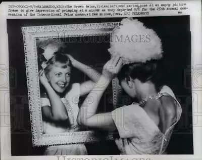 1959 Press Photo Twin Sisters Marion Vivian Brown Pose In Empty Picture Frame • $15.99