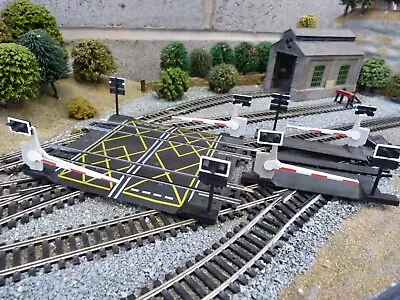 Hornby Double And Single Track Crossings With Barriers OO Gauge Model Train Set • £5.50