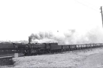 PHOTO  British Railways Steam Locomotive 90725 Class WD/8  At Mirfield  In 1965 • £2.50