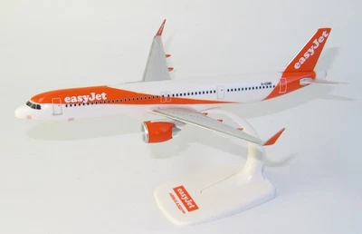 £64.72 • Buy Easyjet Airbus A321neo G-UZMB 1/200 Scale Desk Model NEW