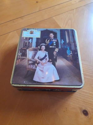 £4.99 • Buy Queen Elizabeth  Silver Jubilee Bishop Tin