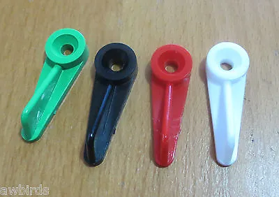 100 X PLASTIC DOOR CATCHES - CATCH FOR CAGE FRONT - BLACK - WHITE - RED - GREEN • £17.95