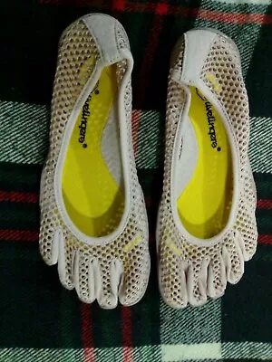 Vibram Five Finger Shoes Women Size 7 W2701 • $24.99