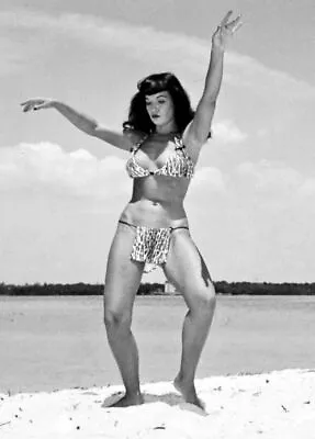 382880 Bettie Page On The Beach WALL PRINT POSTER AU • $20.85