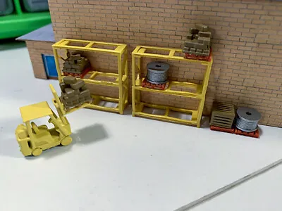 N Scale Warehouse Racking With Forklift And Pallets  • £5.99