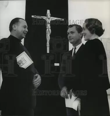 1966 Press Photo Mr. And Mrs. Alex Lacy Rev Hugh Agricola In Front Of Crucifix • £18.99