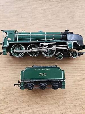 Hornby R154 Southern Sr 4-6-0 Class N15 Locomotive 795 Sir Dinadan Gloss Version • £30