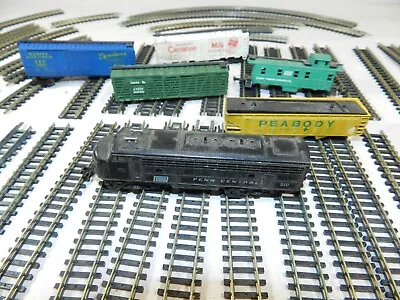 Vtg TRIX N SCALE Model Train Railroad Set LOCOMOTIVE 50+ Pcs Track 5 CARS • $19.95