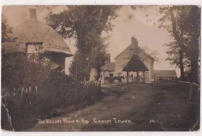 The Village Pump & Square Canvey Island Essex RP Postcard B683 • £2