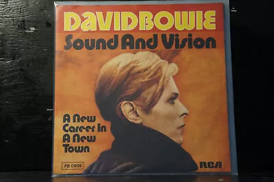 David Bowie - Sound And Vision / A New Career In A New Town   (7 S) • £8.29