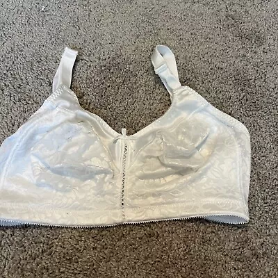 BALI Satin Tracings Minimizer Wireless 34DD White Lace Bra EUC • $4