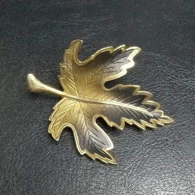 Vintage Jewelry Maple 🍁 Leaf Black Enamel Pin Brooch. 2082 • $14.99