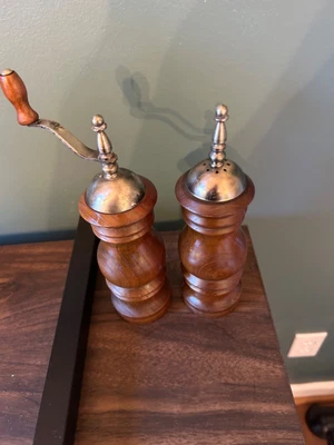 $14.95 • Buy Vtg 9” TALL WOODEN SALT MILL AND PEPPER GRINDER SET: Zassenhaus?