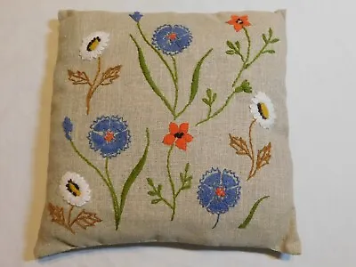 VTG CREWEL EMBROIDERED PILLOW FLORAL BURLAP FLOWERS HANDMADE 12  X 12  • $45