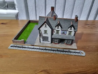 Metcalfe OO Gauge Coaching Inn And Surround PO228 - Ready Built • £30