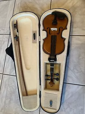 1/2 Violin With Case And Fiddle • $10